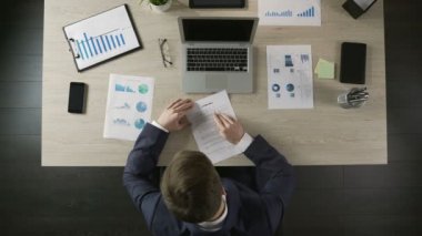 Şirket iş ortağına bırakarak imzalama yaşam belge, zengin adam