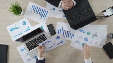 Şirket çalışanları birlikte, istatistik tartışırken görüşleri, paylaşımı görünümü en iyi