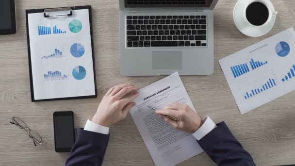 Reiche Männer lesen und unterzeichnen Kaufvertrag in Büro, Geschäft, Draufsicht — Stockvideo