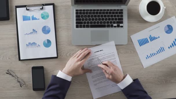 Hombre de negocios leyendo condiciones de vida testamento y firma de papel, vista superior — Vídeo de stock