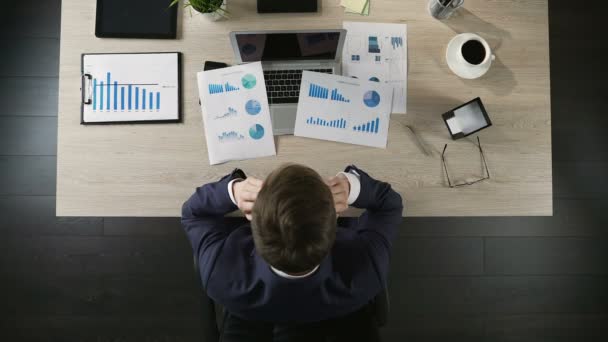 Homme déprimé en costume penser à la perte d'argent sur le lieu de travail, faillite — Video