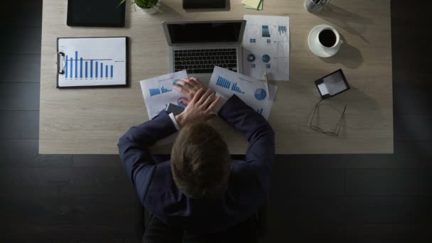 Pessoa de negócios perturbada sentada no escritório e pensando em dívidas, falência — Vídeo de Stock