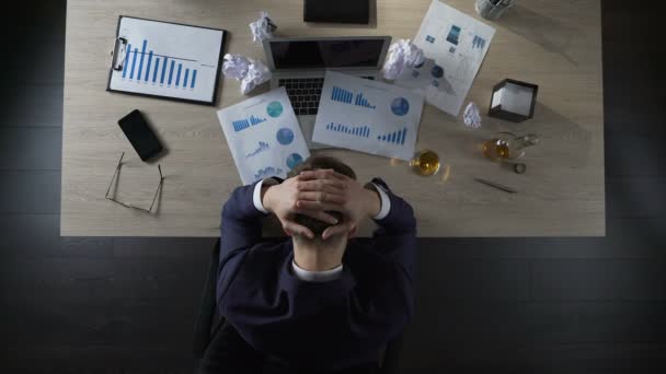 Отчаянный бизнесмен думает о банкротстве компании, депрессии на работе — стоковое видео