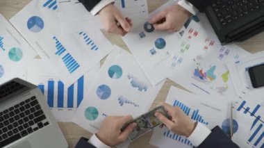 Haksız resmi komisyon karşılığı iş adamı, rüşvet, üstten görünüm
