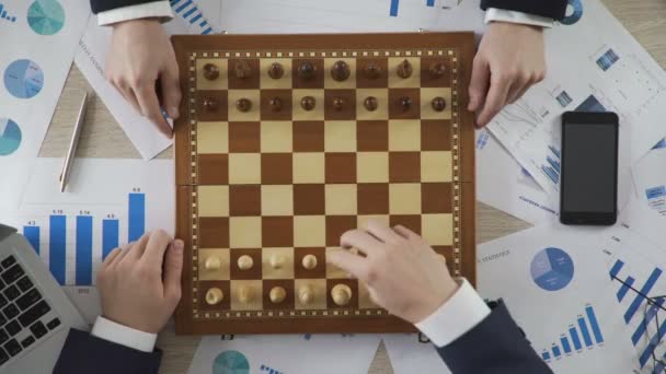 Competidores de negócios jogando jogo de xadrez, empresa tomando passo estratégico no mercado — Vídeo de Stock