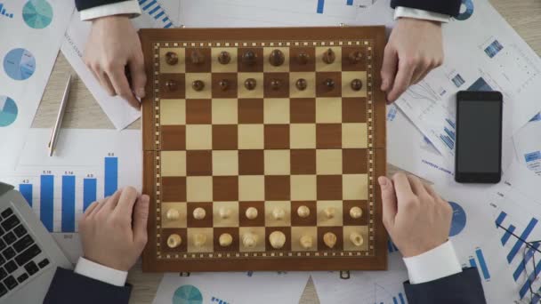 Unternehmensführer spielen Schach, nutzen Geschäftsstrategie, um den Markt zu gewinnen, von oben — Stockvideo