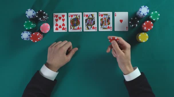 Homem sortudo tem mão royal flush, ganha muito dinheiro no jogo de poker, desfrutando de sucesso — Vídeo de Stock