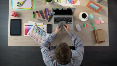 Mutsuz tasarımcı sayım para, başlangıç düşük gelirli, çaresizlik içinde adam getirdim.