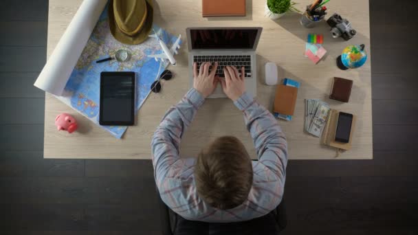 Homem visitando o site da agência de viagens para ver passeios oferecidos, planejamento de férias — Vídeo de Stock