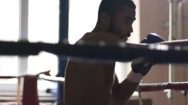 Dövüş, yasadışı yeraltı maç için hazırlanıyor fiziksel olarak güçlü boksör gölge