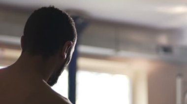 Önce ısınma kadar kendine güvenen profesyonel sporcu, maç kazanmaya hazır dostum