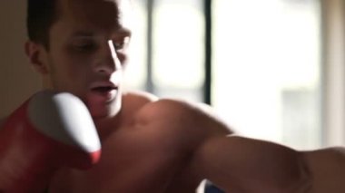 Erkek boxer punchbag, depresif adam spor salonunda duygusal stres giderici isabet