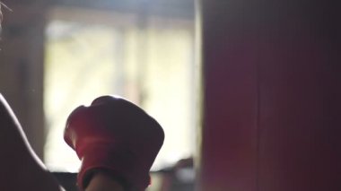 Agresif olumsuz duygular çıkmama izin punchbag isabet rahatsız güçlü kadın