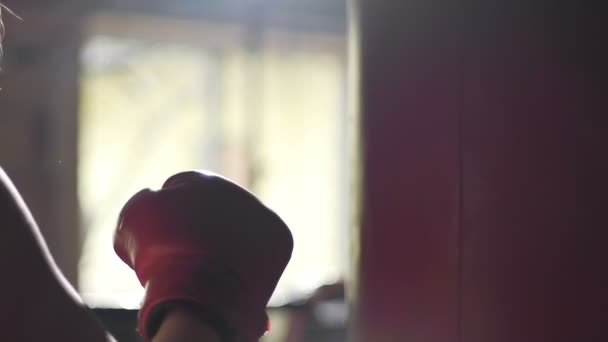 Offensé femme forte frapper punchbag agressivement pour laisser les émotions négatives sur — Video