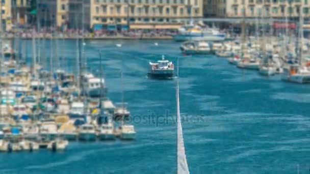 Drukke verkeer in oude haven van Marseille, boten varen in open zee, timelapse — Stockvideo