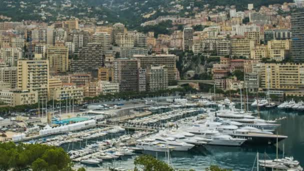 Timelapse jour à nuit à Monaco, vue sur les bâtiments et les yachts amarrés dans la marina — Video