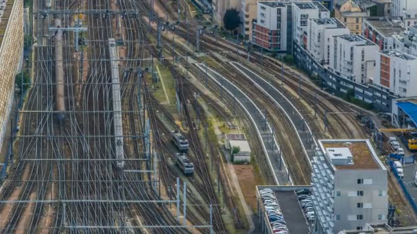 Trenes de pasajeros moviéndose hacia adelante y hacia atrás en las vías del ferrocarril, vista superior, timelapse — Vídeos de Stock