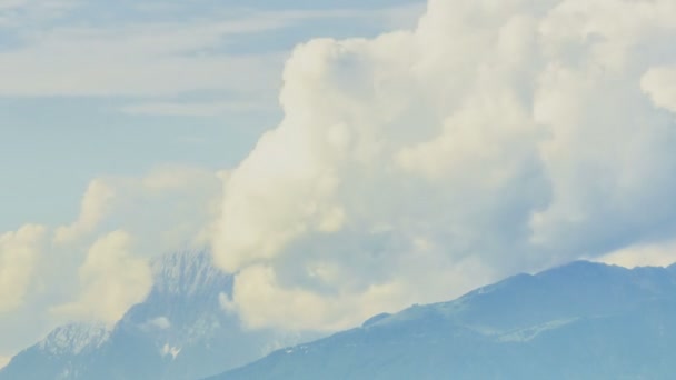 Grandes nubes densas que se forman en lo alto de las montañas, lapso de tiempo de los cambios climáticos — Vídeo de stock