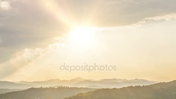 雄大な太陽に照らされた空、山、幸福をもたらす時に落ちる神のサンシャイン — ストック動画