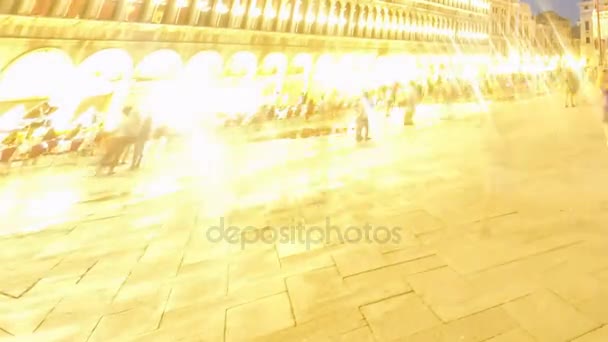 Un sinnúmero de personas caminando a través de la plaza, timelapse creativo, el turismo — Vídeo de stock