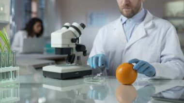 Kimyasal madde miktarını kontrol etmek için özel madde ile turuncu enjekte bilim adamı