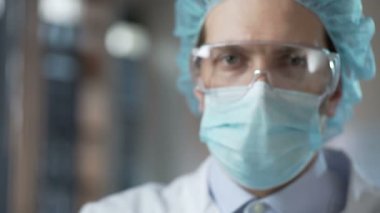 Laboratuvar uzman HIV antikor, enfeksiyon önleme için kan testi holding