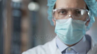 Deneysel Ebola virüsü aşısı, sağlık gösterilen özel laboratuvar çalışanı