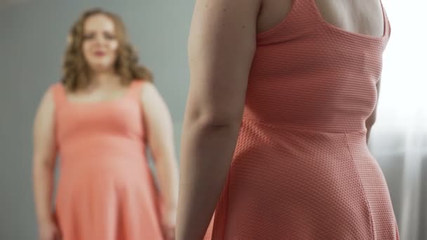 Gekrümmte Dame weint und beschuldigt sich selbst, zu viel zu essen und dick zu werden — Stockvideo