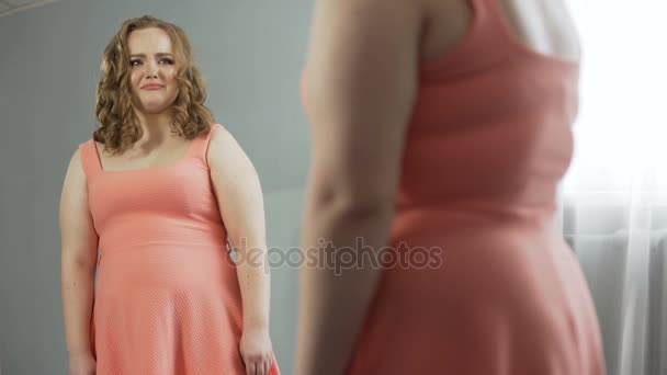 Jeune femme regardant son reflet miroir avec dégoût, honteux de corps gras — Video