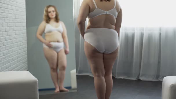 Fille dodue avec excès de poids vérifier la peau, à la recherche de cellulite sur le corps — Video