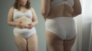 Büyük göbek ve şişman kalça, aynaya bakarak kız ihtiyacı sağlıklı kilo kaybı diyet