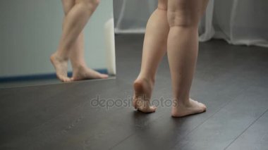 Aynada sarkma selülit vücudu inceleyerek kız ameliyat hakkında durulması