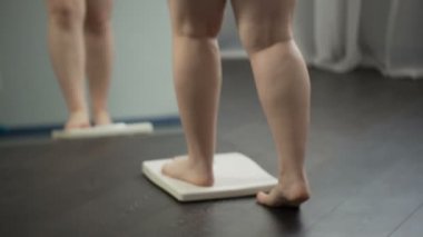 Obez kadın ölçeklerde kilo kontrolü için sağlıklı beslenme, kilo kaybı sırasında elde