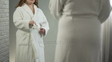 Bayan iç çamaşırı yansıması aynaya bakarak fazla kilo ile