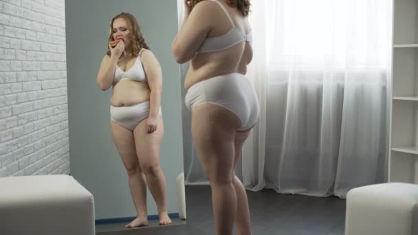 Fettleibige Mädchen hoffnungslos versuchen, Gewicht zu verlieren, weinen und essen Donut, Übergewicht — Stockvideo