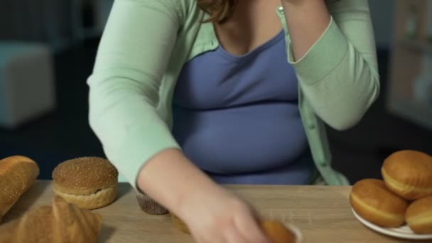 Adolescente obeso mordendo muffins e donuts, comendo doces demais, comida insalubre — Vídeo de Stock