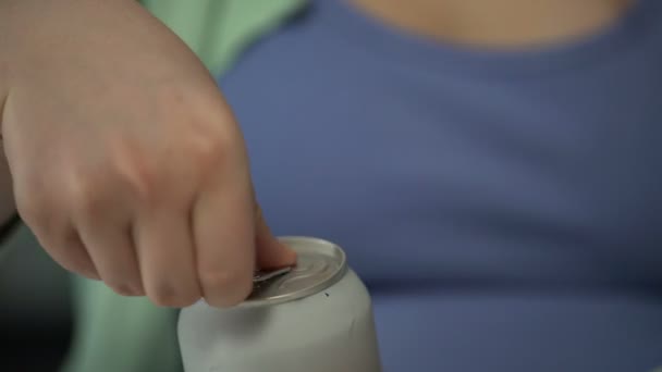 Adolescent ouverture peut et boire de la soude, boisson contenant beaucoup de sucre, close-up 