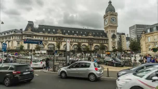PARIS, FRANȚA - CIRCA IUNIE 2016: Vizitarea obiectivelor turistice din oraș. Strada aglomerată plină de mașini și oameni în fața Gare de Lyon sub cerul acoperit — Videoclip de stoc