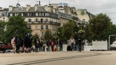 Gün boyunca, hızlandırılmış etrafta bavul ile insanlar tarafından kalabalık kare