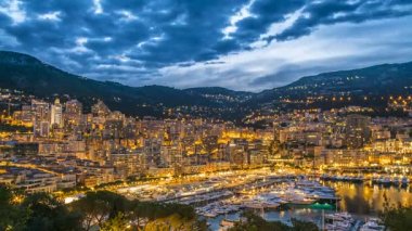 Gece ışık tarafından aydınlatılmış Monaco elit yat kulübü, hava ile lüks tatil