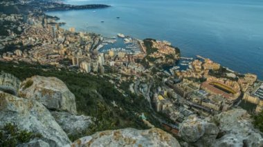 Yoğun İnşaatlı sahil kasabasında küçük liman dağın tepesinde, timelapse görüntülemek