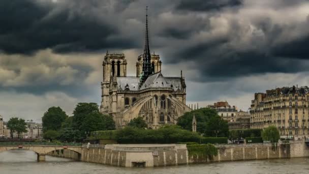 Lado este de Notre-Dame de París, bajo cielo nublado oscuro, gótico — Vídeos de Stock