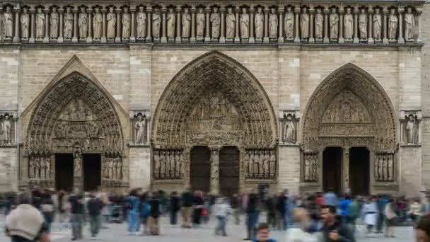 नोट्रे-डेम डी पेरिस के मुख्य प्रवेश द्वार के सामने पर्यटकों की भीड़ के साथ, समय-लैप — स्टॉक वीडियो