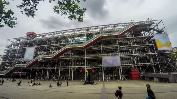 Wejście do centrum Pompidou w Paryżu, wiele osób przejść zwiedzanie, czas wygaśnięcia — Wideo stockowe