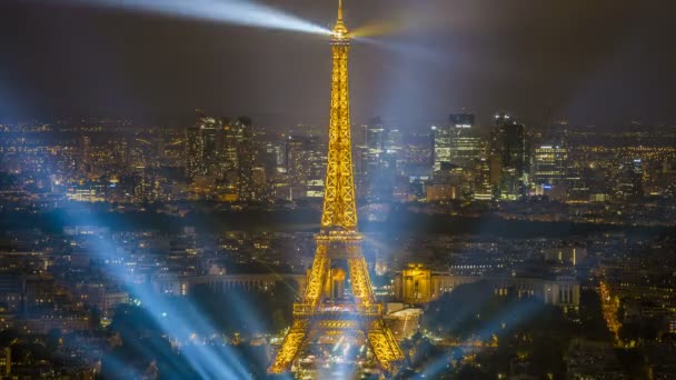 Işıklı Eyfel Kulesi ve gökdelenler, hızlandırılmış ile gece Paris Merkezi — Stok video