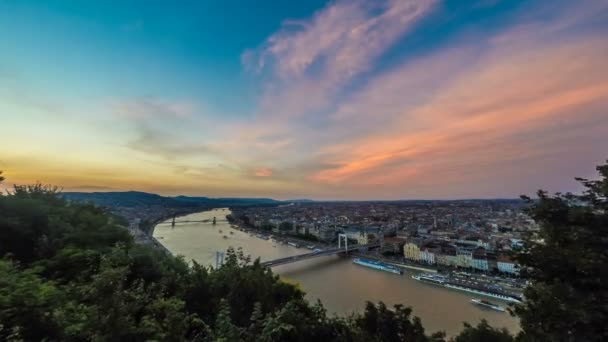 Aerial view of Budapest and Danube River with ships under glowing sky at dusk — Stock Video