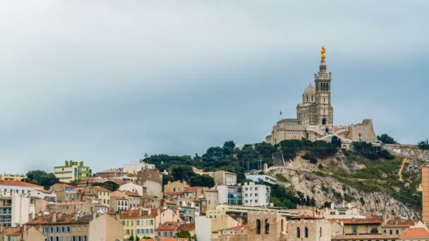 Colina verde con iglesia en la parte superior y casas a pie, estatua de oro en la torre de la iglesia — Vídeos de Stock