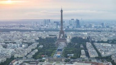 Sonra güneş ve aydınlatma ayarı karşı Paris'in merkezinde Eyfel Kulesi ile yaktı