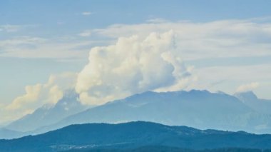Aktif yanardağ, güzel manzara, hızlandırılmış buhar üzerinde yükselen duman