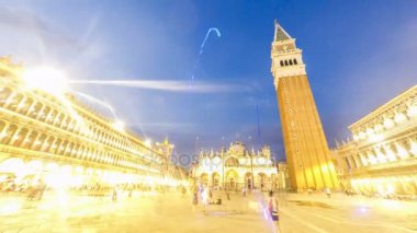 Işıklı Saint Mark meydanından Venedik, yerler ile ilgilenen turist kalabalığından